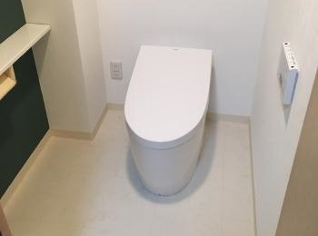 フチなし形状やお掃除リフトでお手入れしやすいトイレ