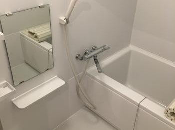 ホワイトを基調としたスッキリした浴室になりました。