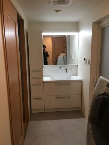 水栓をバックガード上部へ設置した、汚れにくい設計。ボウルは継ぎ目がない一体成形なので、ふき掃除もかんたんです。