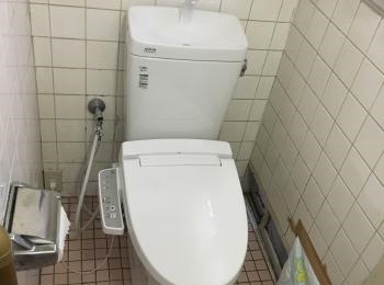 お掃除ラクラクの形状でいつでもキレイ、地球環境に配慮した強力洗浄の超節水トイレ