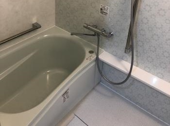 床の色、浴槽の色の組み合わせで自由な空間づくりができます。