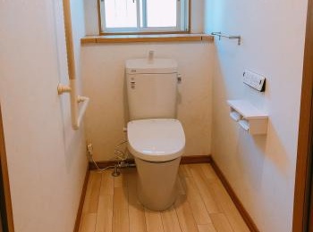 シャープで足元スリムなフォルムは、汚れも拭きやすく、お手入れカンタンです。 便器側面の凹凸を覆うサイドカバー付きです