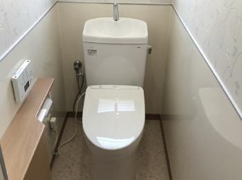 お掃除のしやすさを究めたTOTO独自のデザイン。奥までぐるーっとフチがないから、サッとひとふき、お掃除ラクラクです。