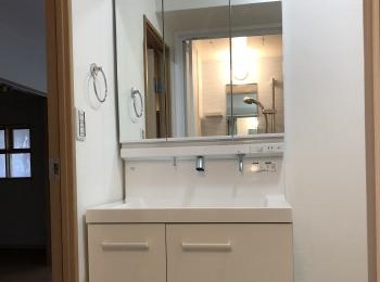 上から吐水なので、水栓まわりに水がたまりません。カウンターに飛び散った水もサッとひと拭き。