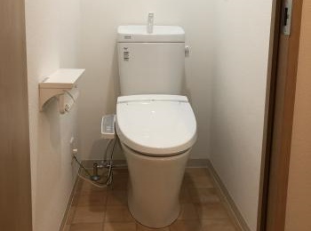 お掃除ラクラクの形状でいつでもキレイ、地球環境に配慮した強力洗浄の超節水トイレ【 アメージュZ便器】。