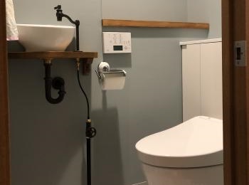 すっきりデザインで、便器周りもサッとひと拭きのレストパル。