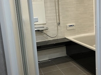 シャンプーも掃除道具も、壁にペタッと収納。フックやタオルハンガーに掛けて収納できるので、水切れも良く、清潔です。