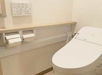 手洗器カウンターを取付けたことでトイレにインテリア性や立座りの際に安心な空間となりました