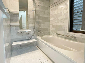 空間をグレーと白で合わせることで統一感、清潔感のある浴室に