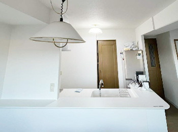 キッチンも壁紙とカウンターに合わせて白色で統一